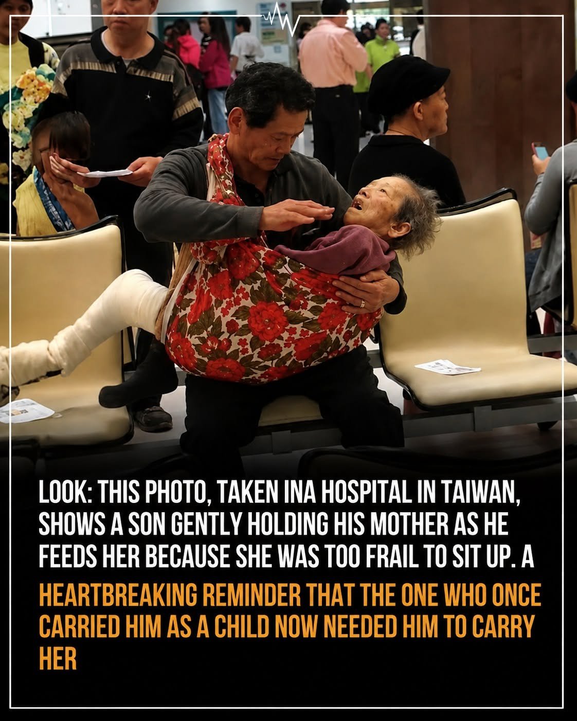 A Son Held His Elderly Mother in a Hospital—One Quiet Photo Touched Millions